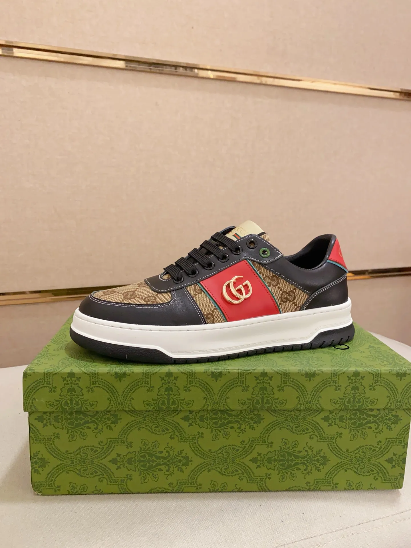Men's clothing and shoes💰:400💰 (GUCCI) The latest model from the official website 🎁🎁Casual and fashionable men's shoes👟, hot style 💥The version is simple and elegant, exclusive for trendy men. Unique official website latest brand elements 👑Gucci original decoration, fashionable and generous, the fabric is original cowhide ✅sheepskin lining, the official website specifies wear-resistant casual outsole, the classic model is taken in kind at the counter🎬38-44 (45 is not returned or exchanged)